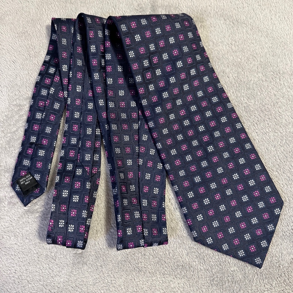 Pierre Cardin Men's Necktie Navy Blue Purple Floral Daisies Textured 100% silk